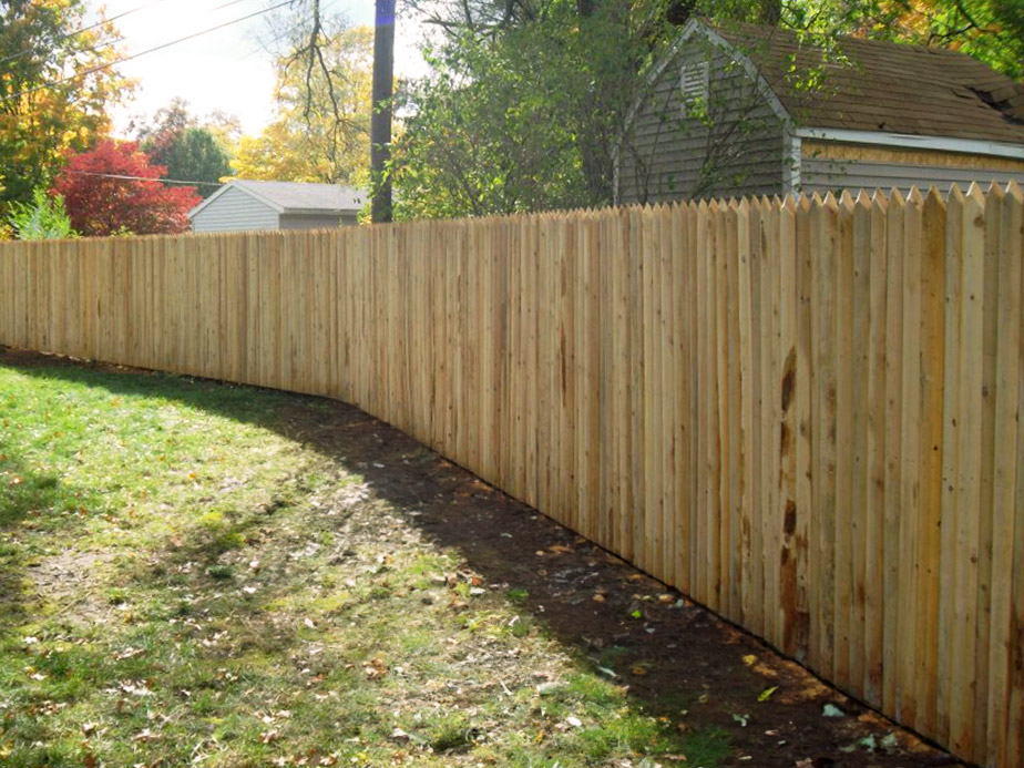 Syracuse Indiana wood privacy fencing